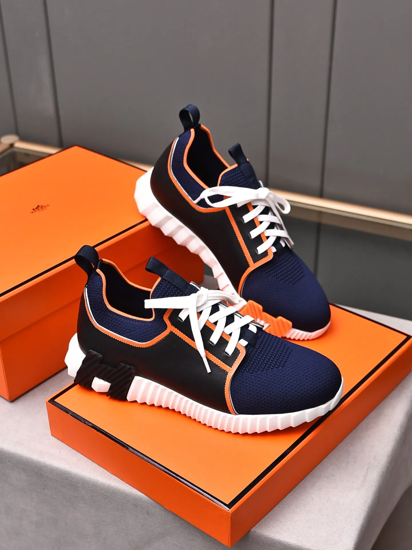Factory price PP600 [Hermes] fe new arrival~ New Bouncing sneakers are the most comfortable shoes from Hermès, no one else⃣️. They are very light on the feet and look great. You won’t feel tired even when you go shopping and running around. 👍 Very light and comfortable, very light, suitable for both sports and leisure, and feel great when you step on them! It’s up to you to choose, there’s always what you want~ ✔️Fabric: Imported first-layer cowhide + high-elastic fly weave ✔️Inner lining: Imported water-dyed cow lining ✔️Outsole: Seamless combination of IP+TPU (multi-color letters) German technology irradiation machine ✔️Code number: Male 38-44 (45 customized)